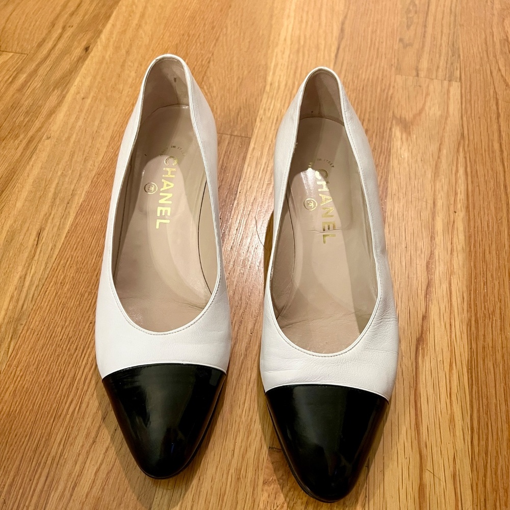 EUC Women's Vintage CHANEL White Black Cap Toe Low Heel Pumps Size 38.5 or US 8 - Picture 2 of 10